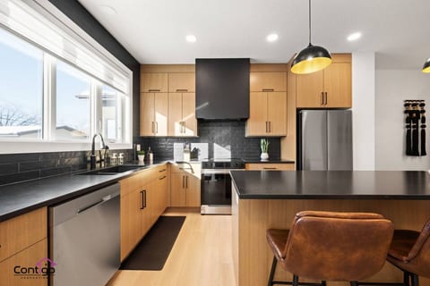 The Grande | AC |Garage | Yard | 10 min to Rogers