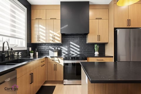 Luxe Retreat | Sleeps 12 | Garage | AC | 10 min DT