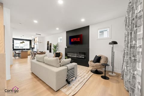 Luxe Retreat | Sleeps 12 | Garage | AC | 10 min DT