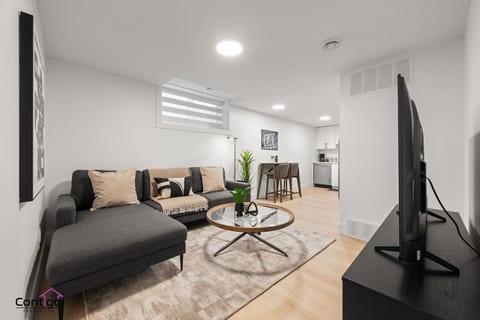 Luxe Retreat | Sleeps 12 | Garage | AC | 10 min DT