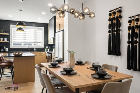 Luxe Retreat | Sleeps 12 | Garage | AC | 10 min DT