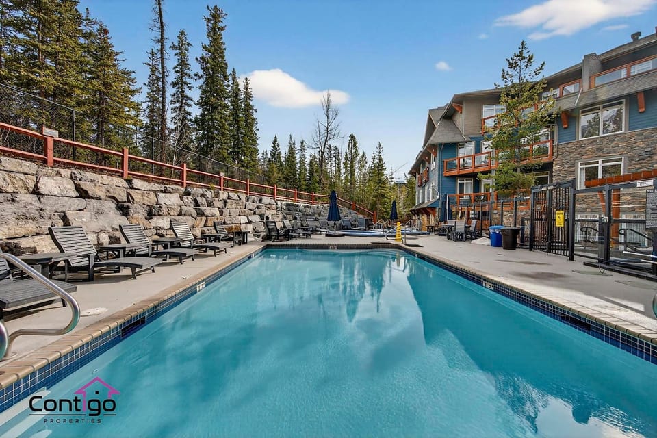 Alpine Luxe | Vistas a la montaña | Piscina y jacuzzi | Gimnasio | A/C - Canmore