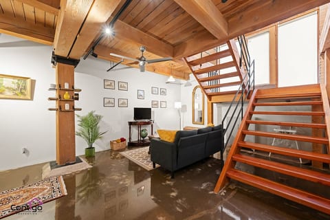 Historic Art Loft | Walk to Rogers | Free Parking