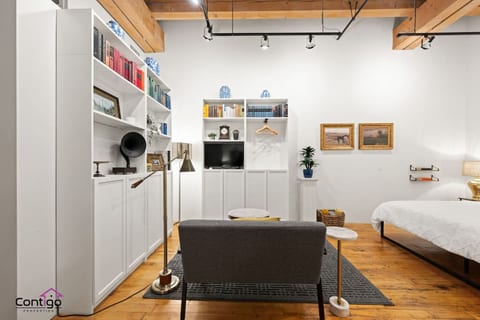 Historic Art Loft | Walk to Rogers | Free Parking