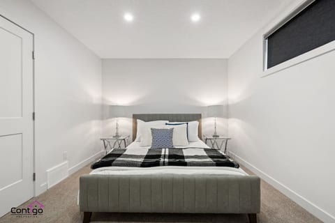 Orchards Delight | Near Airport | King Bed | WiFi