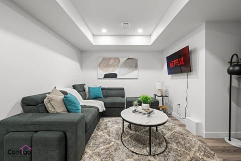 Orchards Delight | Near Airport | King Bed | WiFi