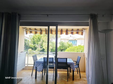Studio Azzuro : Central, proche plages