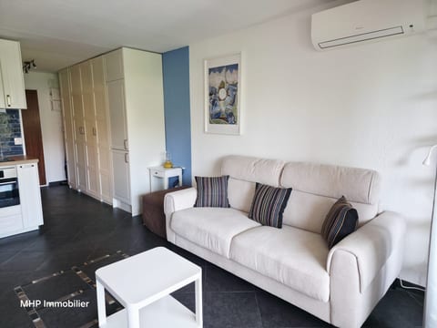 Studio Azzuro : Central, proche plages