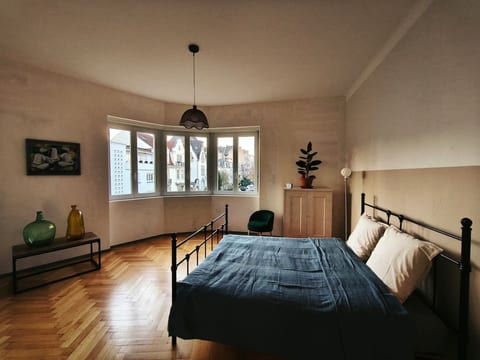 Chic Apartment for Two at Orangerie : 10min center image 5