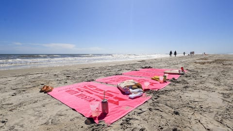 Beach Bliss: MyStay Gifts & Plush Towels for the Perfect Shore Day!