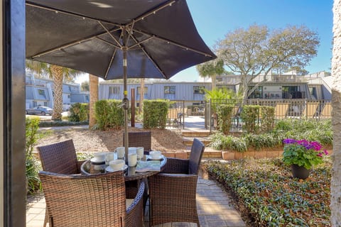 Poolside Paradise: Step from Your Patio Straight into the Water!