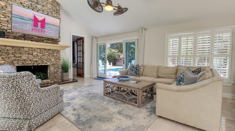 Inviting Living Space for Entertainment & Relaxation
