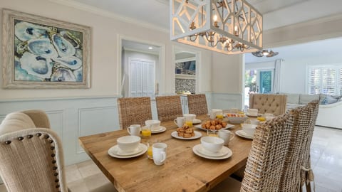 Bright Dining Room with Seating for Everyone