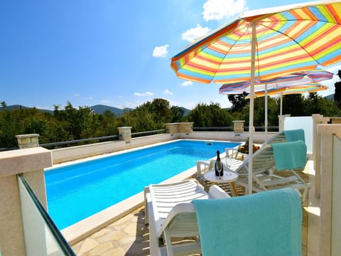 für 8 Personen mit privatem Swimmingpool im Hinterland von Split