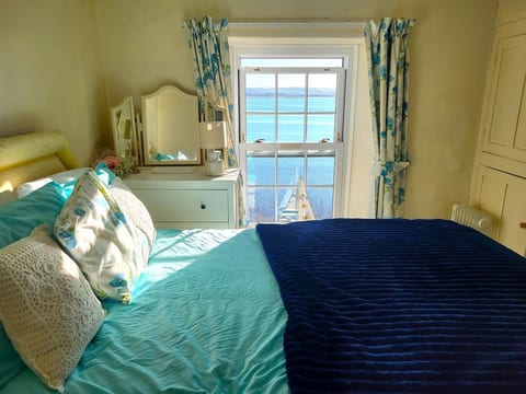 In Aberdovey SLEEPS 5, FAB LOCATION  whole cottage