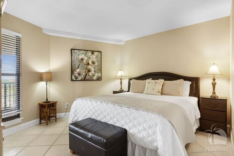 King guest bedroom with ensuite bath and coastal décor