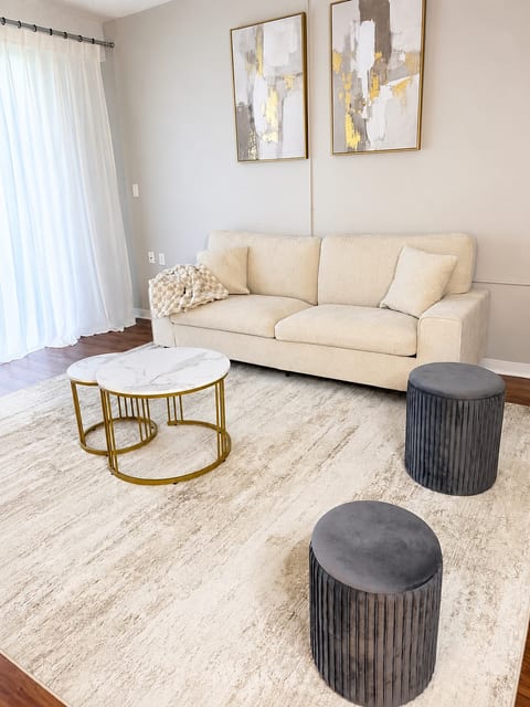 Spacious1 Br Downtown View|Near River Experiences image 4