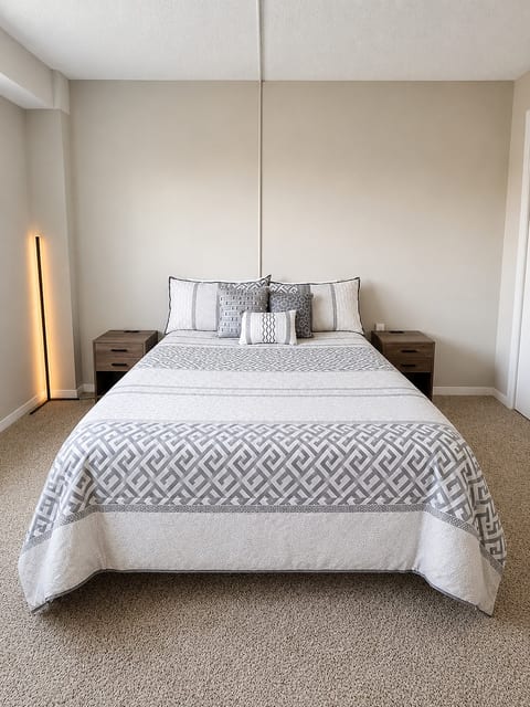 Spacious1 Br Downtown View|Near River Experiences image 3