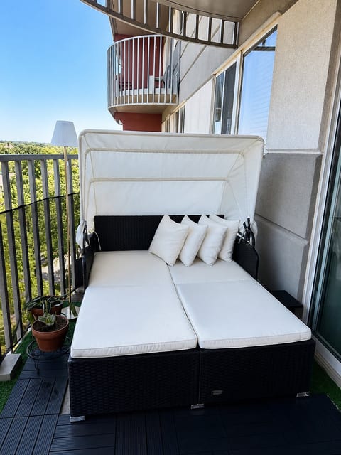 Spacious1 Br Downtown View|Near River Experiences image 2