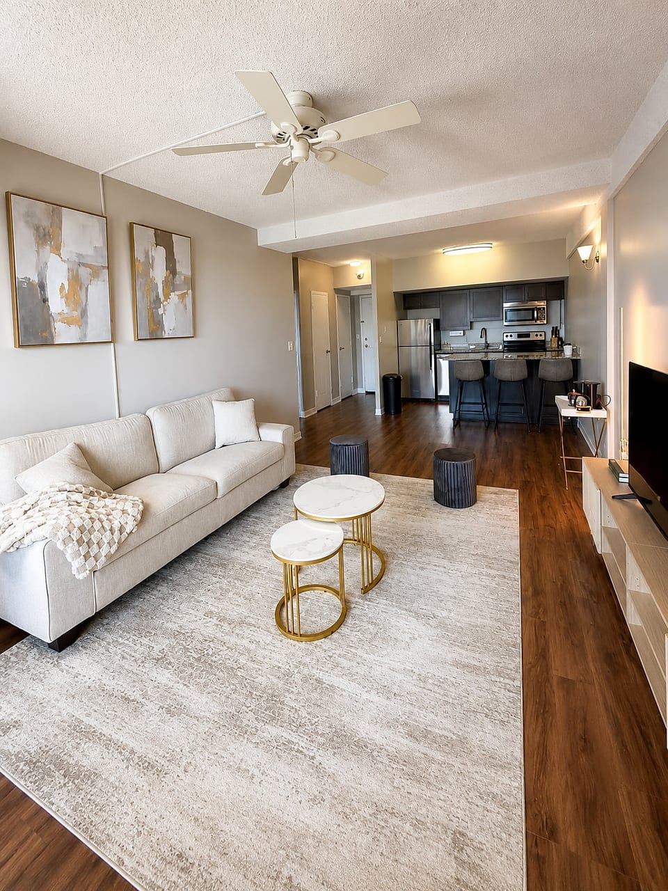 Spacious1 Br Downtown View|Near River Experiences image 1