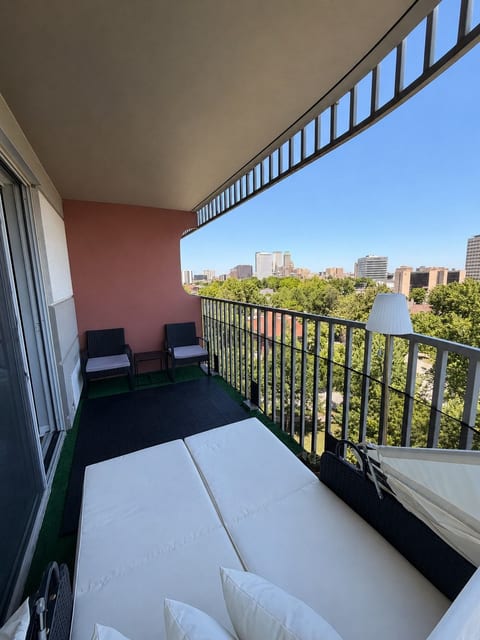 Spacious1 Br Downtown View|Near River Experiences image 5