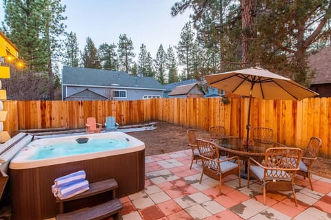 Toasty Cabin | 3b/2b| Pets Ok |HotTub| Poker Table