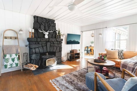 Toasty Cabin | 3b/2b| Pets Ok |HotTub| Poker Table