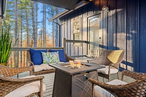 Backwoods Retreat Cozy Villa For Up To 18 with HotTub