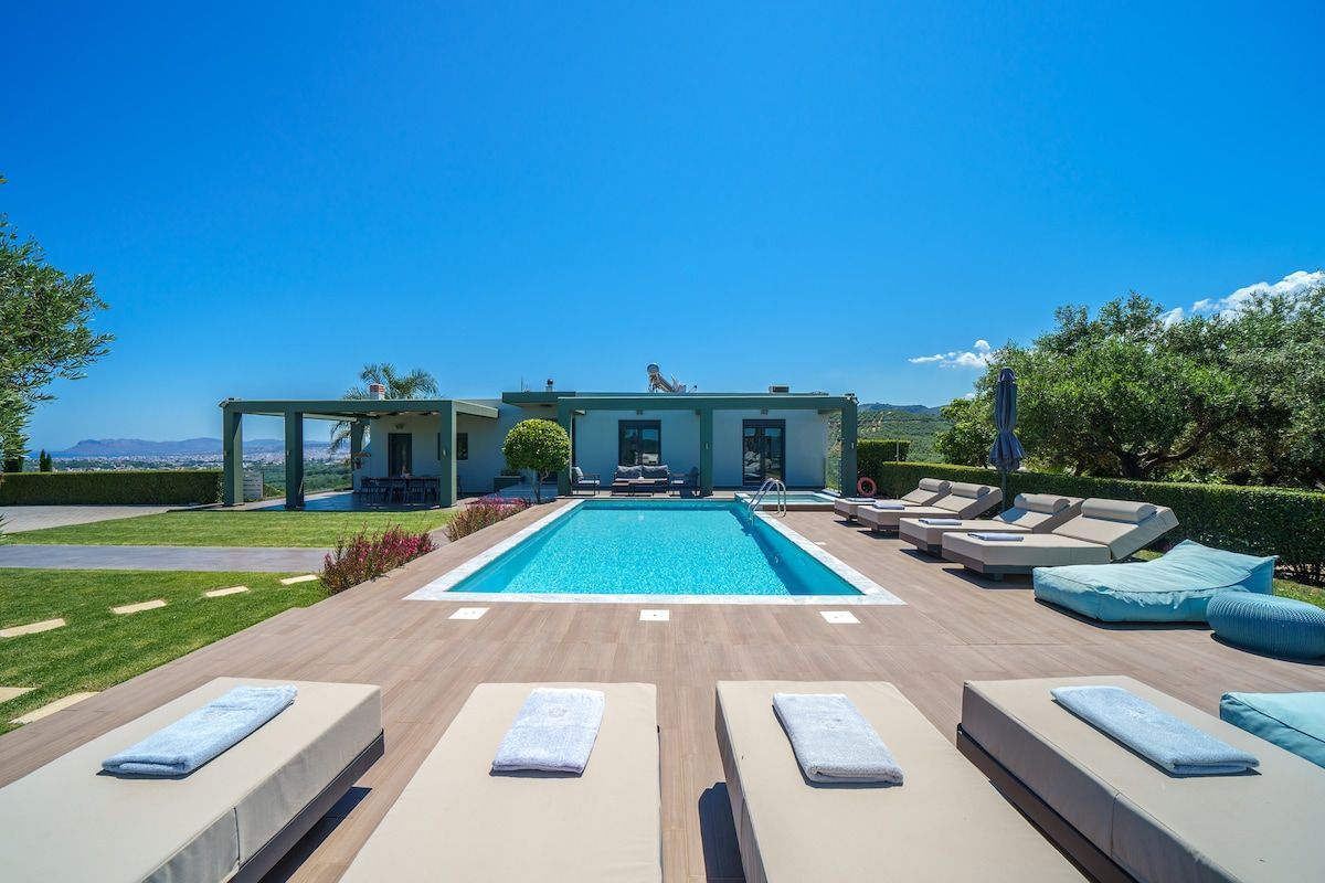 MythicOlive/Group up to13/Heated Pool&Amazing view image 1