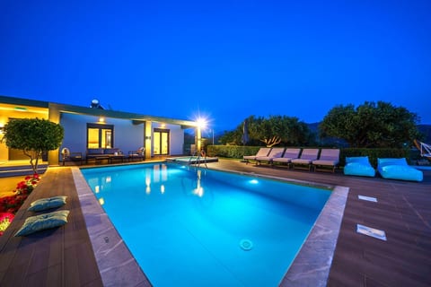 MythicOlive/Group up to13/Heated Pool&Amazing view image 4