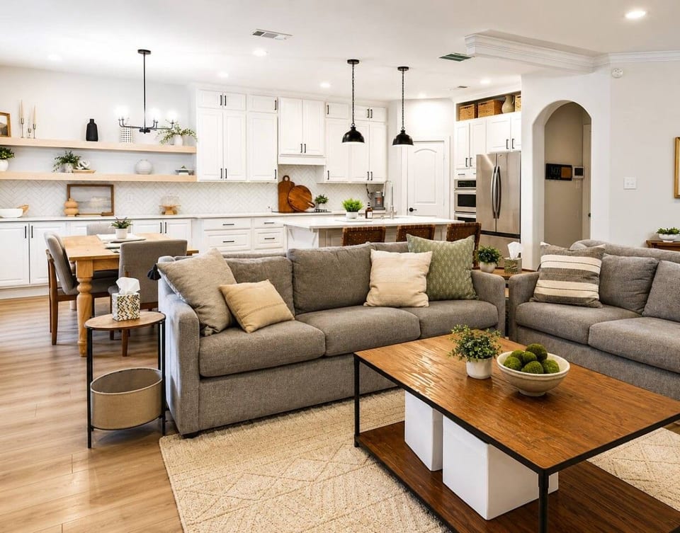 Spacious Living Area with Modern Kitchen and Comfortable Seating