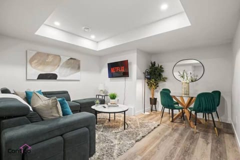 Orchard Escape | Lake View | Sleeps 14 |Near Airpt