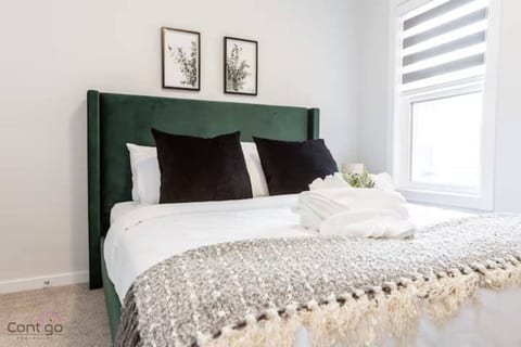 Orchard Escape | Lake View | Sleeps 14 |Near Airpt