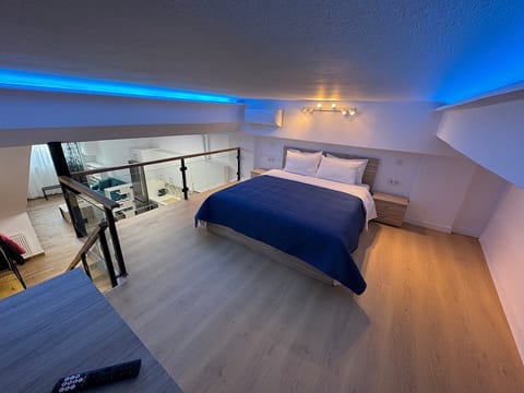 Modern Loft | 160m Metro | 3min Piraeus | 6 Guests image 2