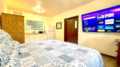 Pet-Friendly Budget King Room with River Access | Shared Bath