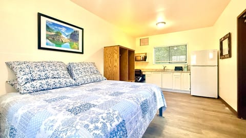 Pet-Friendly Budget King Room with River Access | Shared Bath