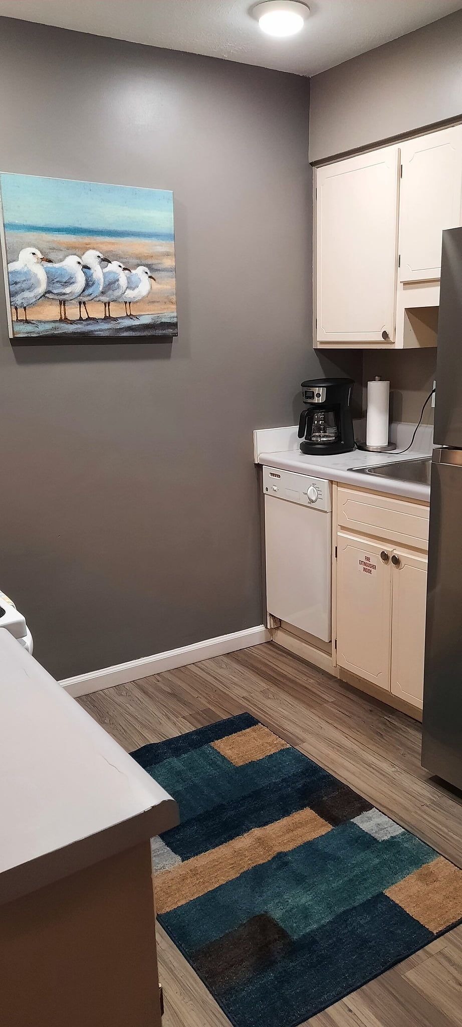 Bright kitchen fully equipped with the dishes and utensils that you may need.