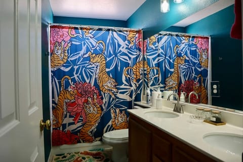 Cozy Orange Bedroom Artist Retreat Koreatown Vegas image 4