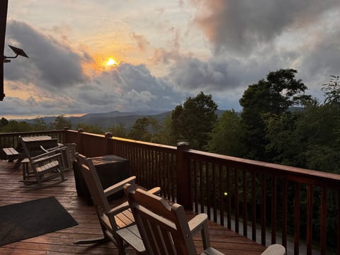 Settle into the deck chairs and enjoy colorful sunsets and long-range Blue Ridge Mountain views.