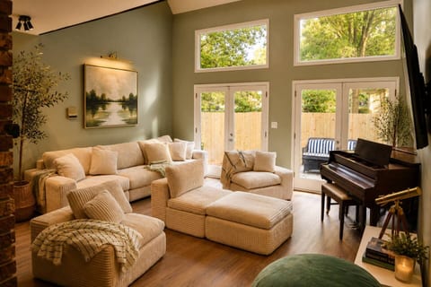 6BR Pool + Hot Tub + Pet fence + Fire pit + 2 acre