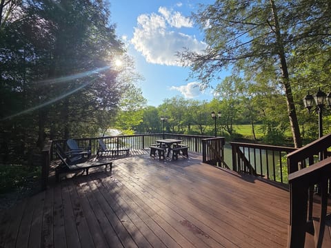 The Claypoole: Waterfront Retreat in Ford City, Sleeps 9