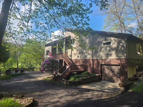 The Claypoole: Waterfront Retreat in Ford City, Sleeps 9