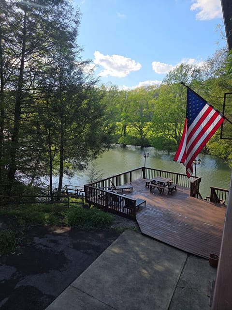 The Claypoole: Waterfront Retreat in Ford City, Sleeps 9