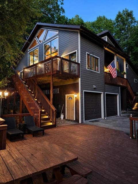 The Claypoole: Waterfront Retreat in Ford City, Sleeps 9