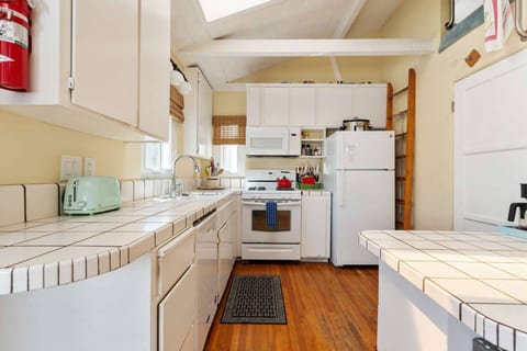 30 Secs to Beach, SUV Parking, in-unit Laundry