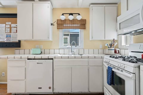 30 Secs to Beach, SUV Parking, in-unit Laundry