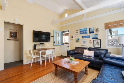 30 Secs to Beach, SUV Parking, in-unit Laundry