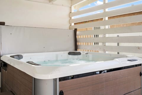Surf Farmhouse | Hot Tub, Big Backyard, Sleeps 7!