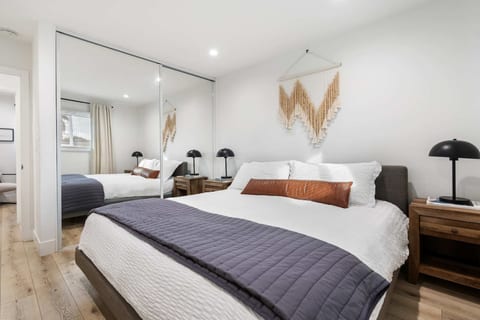 Surf Farmhouse | Hot Tub, Big Backyard, Sleeps 7!