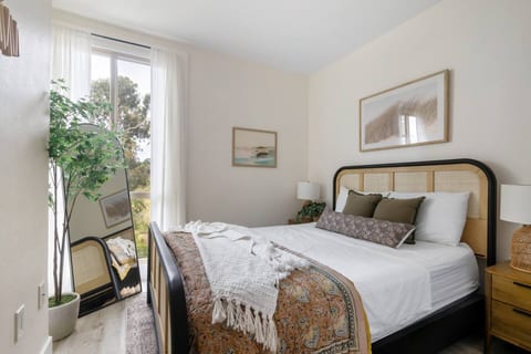 *Down Town Condo with Gym, Pool, BBQ, Jacuzzi*